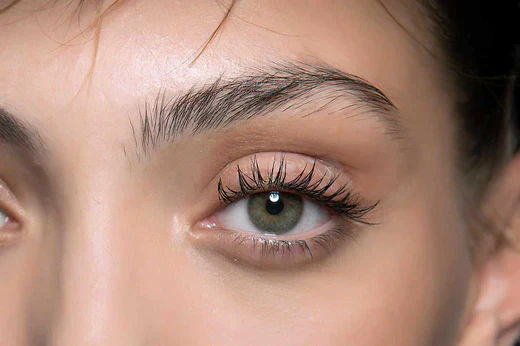 Aide, le lifting de luxe des sourcils ne dure que quelques jours